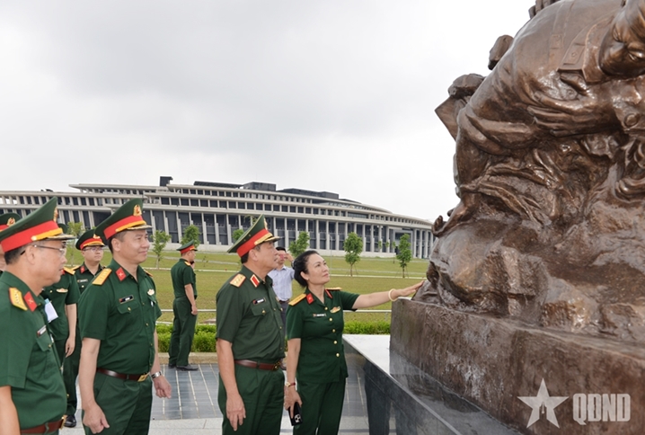 张天苏上将视察国际战士纪念工程挂牌仪式准备工作